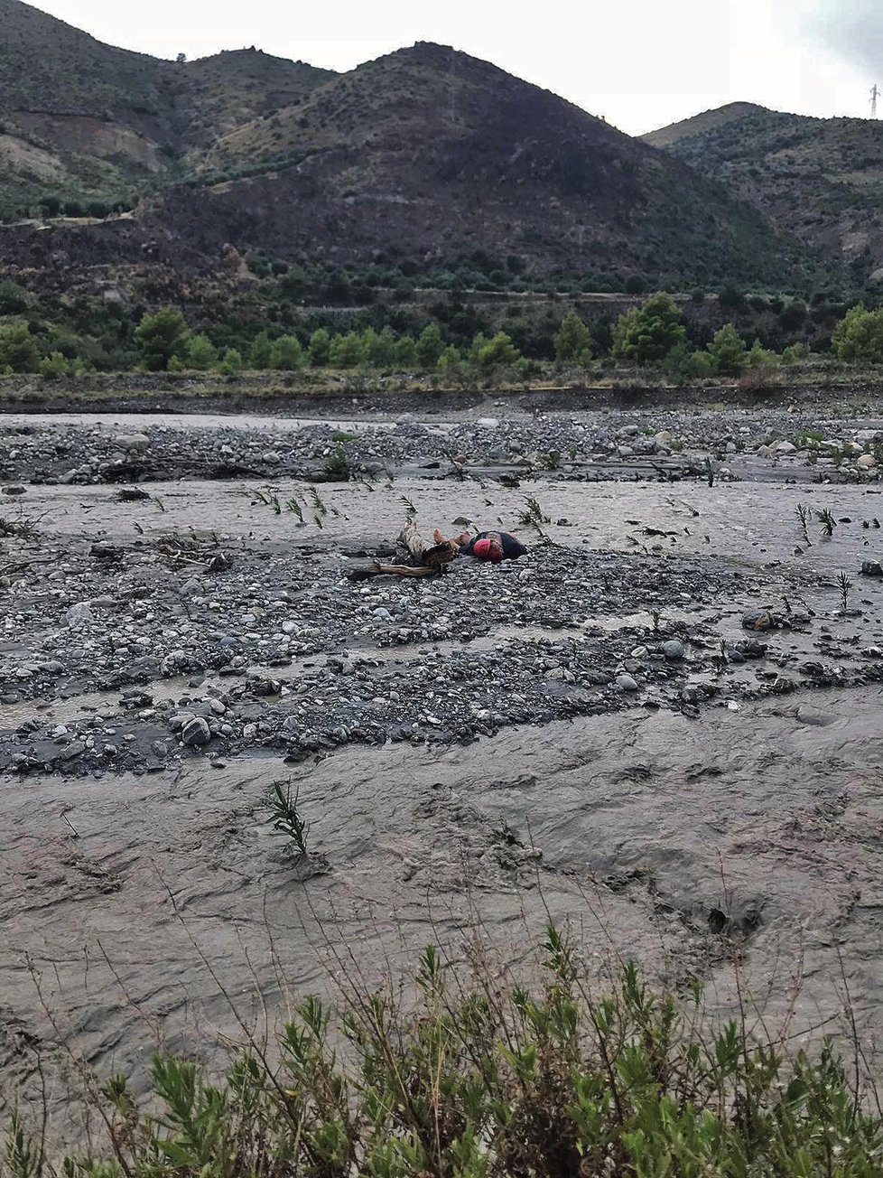 Na jihu Itálie kvůli rozvodněné řece zemřelo nejméně 10 lidí. Zachráněných je 23