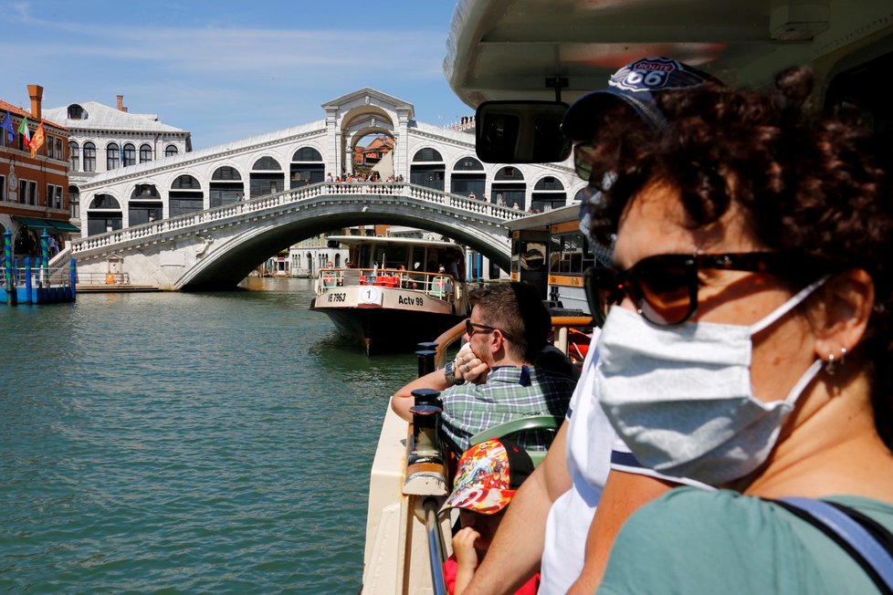 Turisté se vrací i do Benátek.