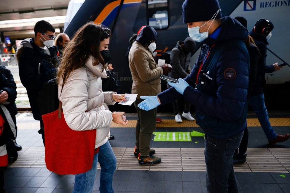 Kontrola očkovacích certifikátů v italském Římě (10. 1. 2022)