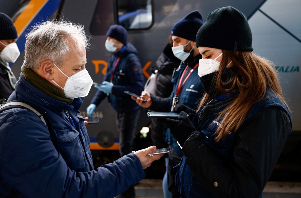 Kontrola očkovacích certifikátů v italském Římě (10. 1. 2022) Kontrola očkovacích certifikátů v italském Římě (10. 1. 2022)