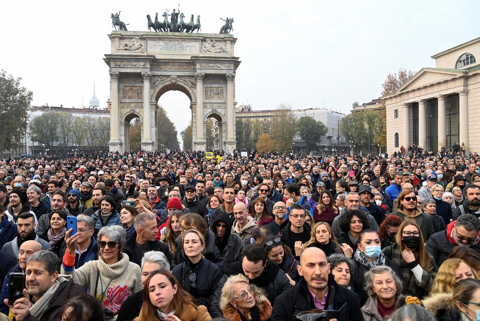 Protest proti covidpasům v italském Miláně (13.11.2021)