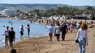 Italové zaplnili pláže i bary, úřadům vadí porušování pravidel