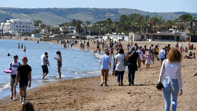 Koronavirus v Itálii: Lidi během uvolňování vyrazili ven. Třeba na pláž Santa Severa nedaleko R´íma (23.5.2020)