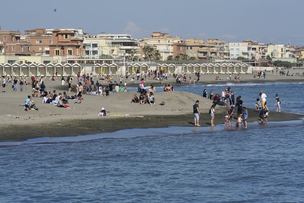 Koronavirus v Itálii: Lidé sedící na pláži Ostia u Říma (24. 5. 2020).