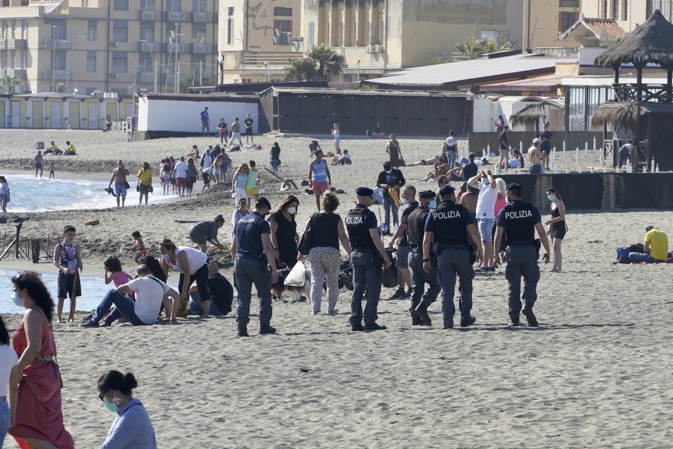 Koronavirus v Itálii: Policisté na pláži Ostia u Říma (24. 5. 2020)