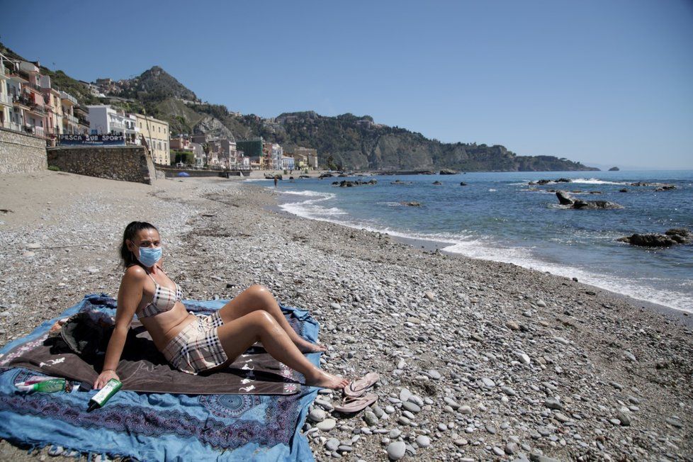 Po pandemii koronaviru rozhodli Italové o otevření pláží k 18. květnu.