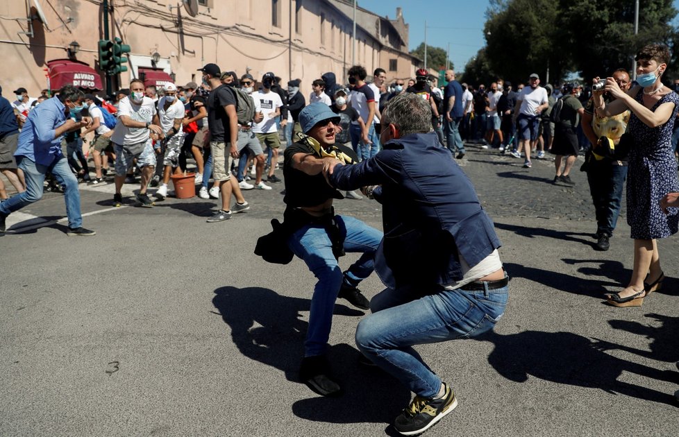 Lidé v Itálii protestují proti vládnímu řešení koronavirové krize.
