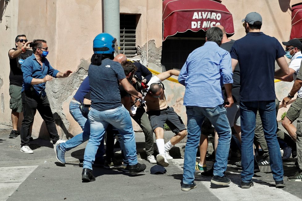 Lidé v Itálii protestují proti vládnímu řešení koronavirové krize.