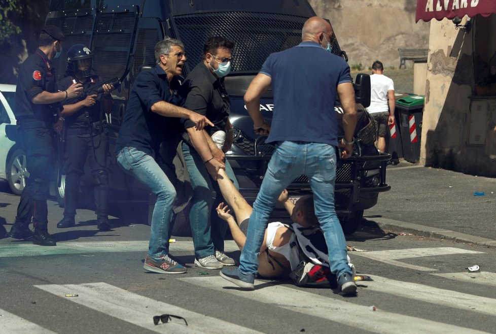 Lidé v Itálii protestují proti vládnímu řešení koronavirové krize.