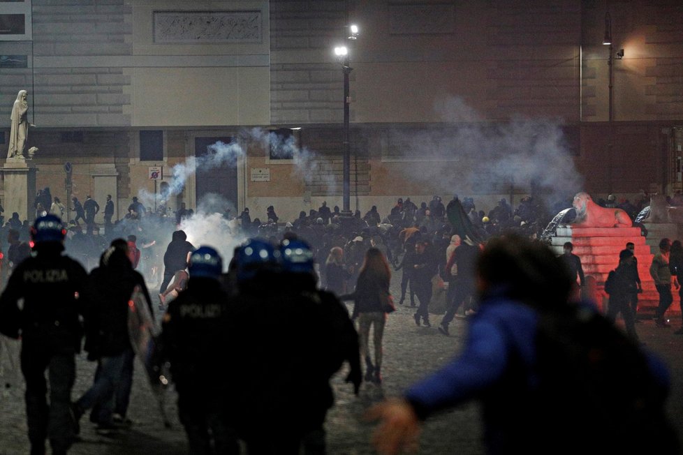 Demonstrace proti koronavirovým opatřením v Římě.