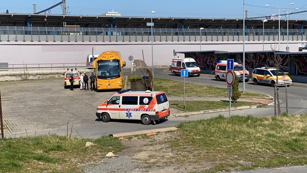 Na holešovické nádraží přijel 25. března 2020 autobus, který přivezl z Itálie české občany.