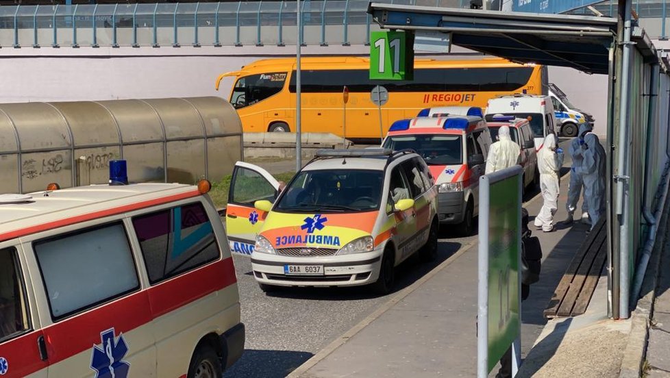 Na holešovické nádraží přijel 25. března 2020 autobus, který přivezl z Itálie české občany.