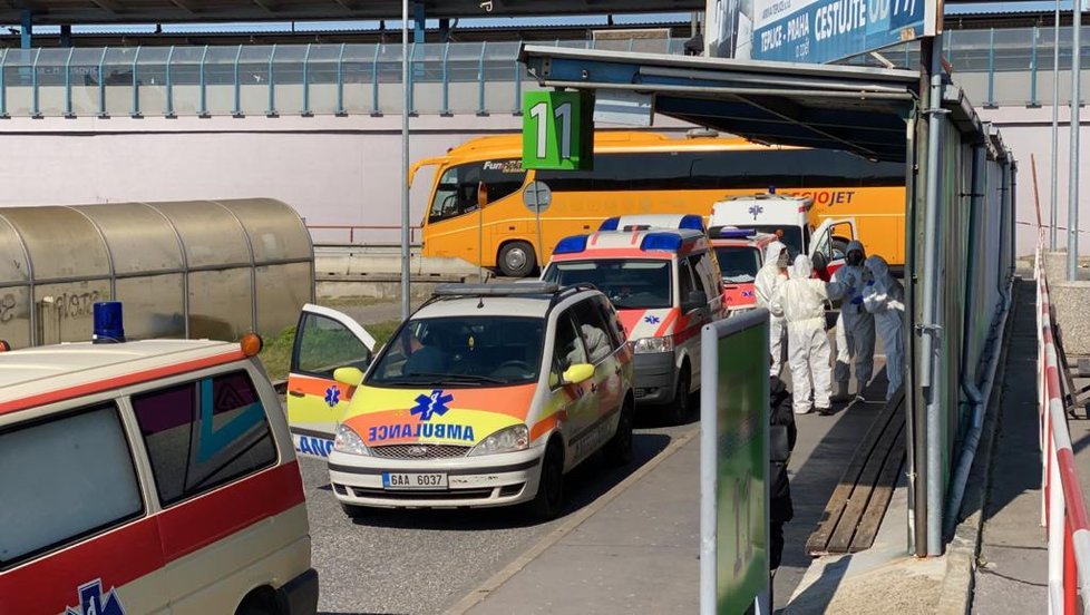 Na holešovické nádraží přijel 25. března 2020 autobus, který přivezl z Itálie české občany.