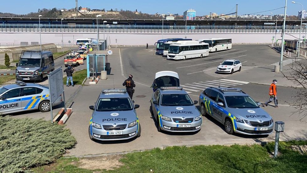 Na holešovické nádraží přijel 25. března 2020 autobus, který přivezl z Itálie české občany.