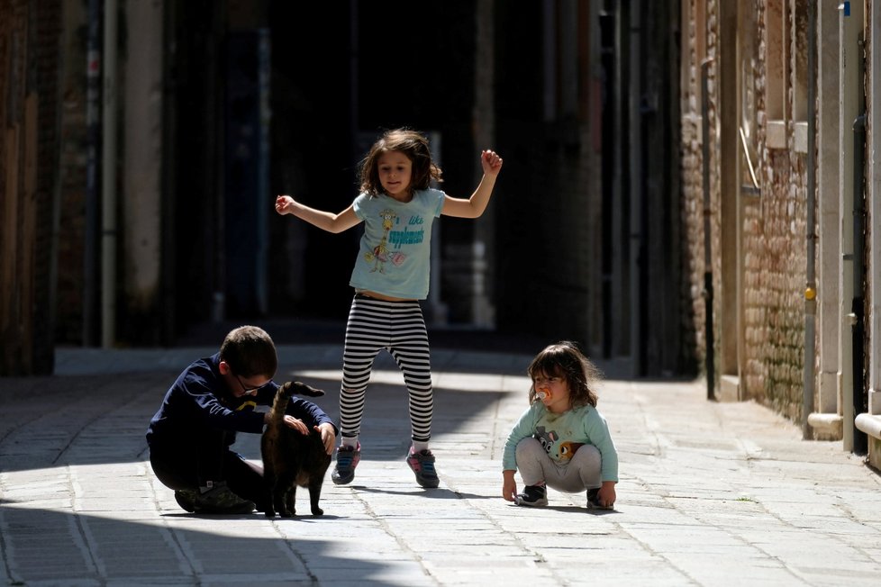 V Itálii jsou ulice stále liduprázdné. Místy jsou k vidění lidé s rouškou nebo hrající si děti