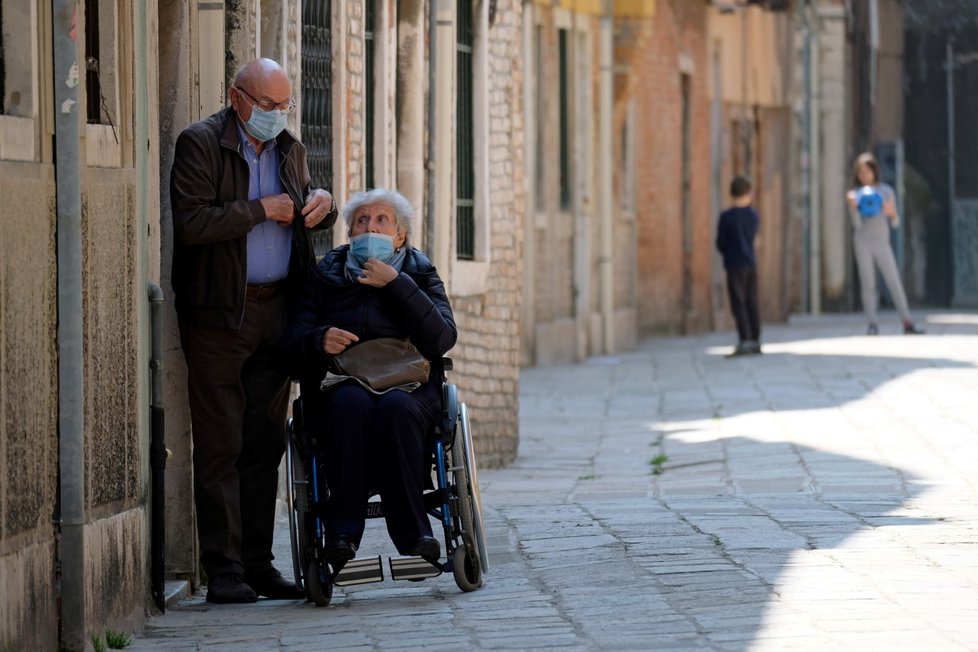 V Itálii jsou ulice stále liduprázdné. Místy jsou k vidění lidé s rouškou nebo hrající si děti