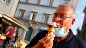 Italové po skončení izolace rádi vyrazí na zmrzlinu.