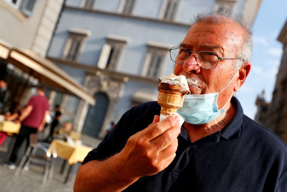 Italové po skončení izolace rádi vyrazí na zmrzlinu.