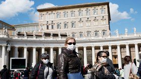 Turisté s ochrannými pomůckami ve Vatikánu