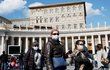 Turisté s ochrannými pomůckami ve Vatikánu