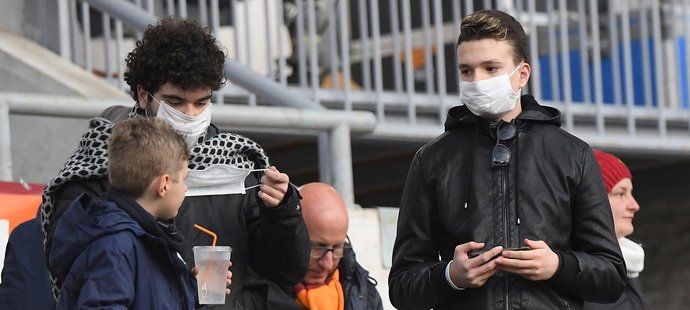 Zápas italské fotbalové ligy mezi AS Řím a U.S. Lecce. Fanoušci v obavě před nákazou koronavirem nosí roušky a respirátory. (23. 2. 2020)