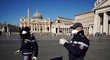 Policisté hlídkují na prázdném Svatopetrském náměstí ve Vatikánu