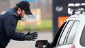 Policista s rouškou oznamuje řidiči uzavírku silnice na severu Itálie kvůli epidemii koronaviru (23. 2. 2020) Policista s rouškou oznamuje řidiči uzavírku silnice na severu Itálie kvůli epidemii koronaviru (23. 2. 2020)