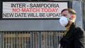 Muž stojící před San Sirem, stadionem dvou velkých fotbalových velkoklubů: AC Milán a Inter Milán. Kvůli koronaviru byl odložen zápas mezi Interem Milán a Sampdorií (23. 2. 2020) Muž stojící před San Sirem, stadionem dvou velkých fotbalových velkoklubů: AC Milán a Inter Milán. Kvůli koronaviru byl odložen zápas mezi Interem Milán a Sampdorií (23. 2. 2020)