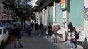 Lidé stojí ve frontě před supermarketem v Neapoli