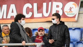 Zápas italské fotbalové ligy mezi AS Řím a U.S. Lecce. Fanoušci v obavě před nákazou koronavirem nosí roušky a respirátory. (23. 2. 2020)