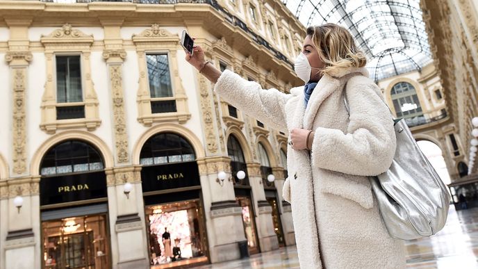 Žena pořizuje selfie ve slavné milánské galerii Viktora Emanuela II.
