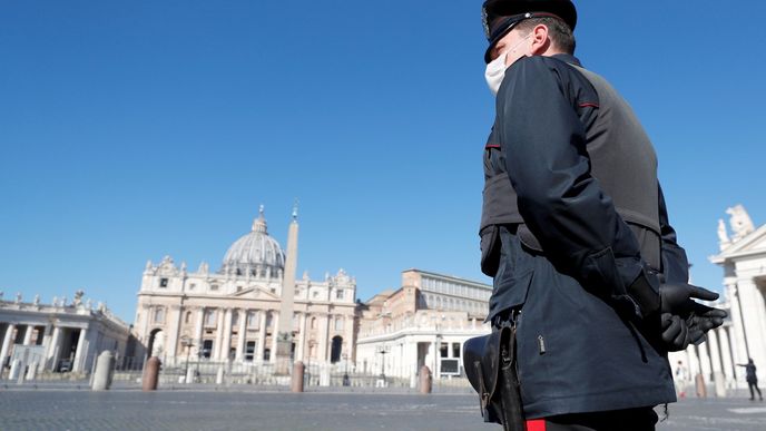 Policisté hlídkují na prázdném Svatopetrském náměstí ve Vatikánu