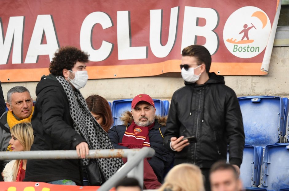 Zápas italské fotbalové ligy mezi AS Řím a U.S. Lecce. Fanoušci v obavě před nákazou koronavirem nosí roušky a respirátory (23. 2. 2020)