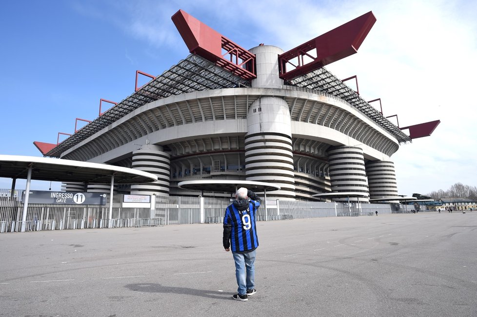 Muž stojící před San Sirem, stadionem dvou fotbalových velkoklubů: AC Milán a Inter Milán. Kvůli koronaviru byl odložen zápas mezi Interem Milán a Sampdorií. (23. 2. 2020)