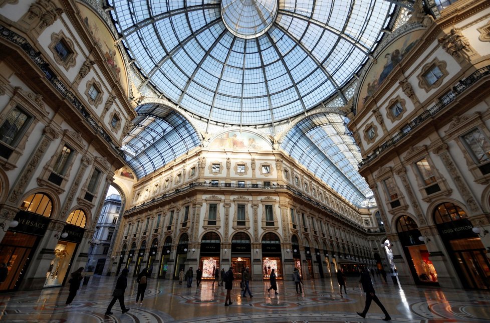 Italské nákupní centrum Galleria Vittorio Emanuele II je po rozšíření koronaviru téměř vylidněné