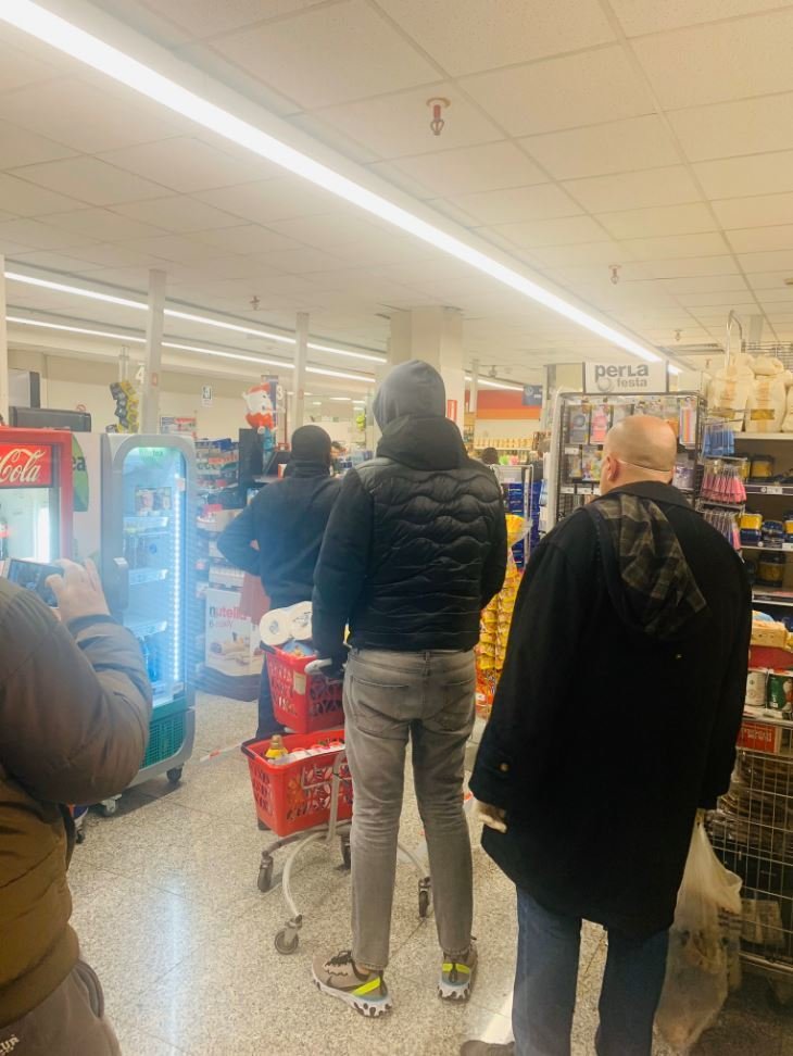 Italové po vyhlášení karantény vyrazili na nákupy, před obchody se tvoří dlouhé fronty. (10.3.2020)