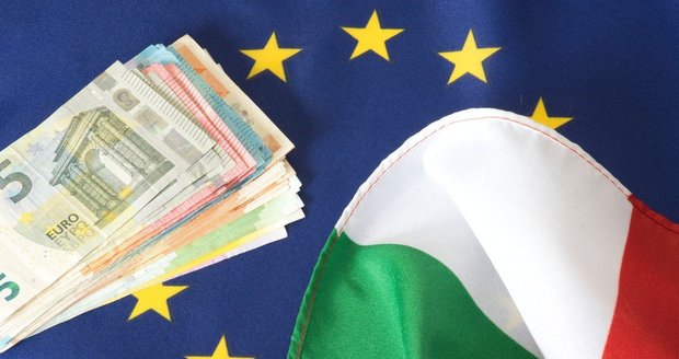Euro prudce klesá. A krize v italské politice budí obavy z rozpadu eurozóny
