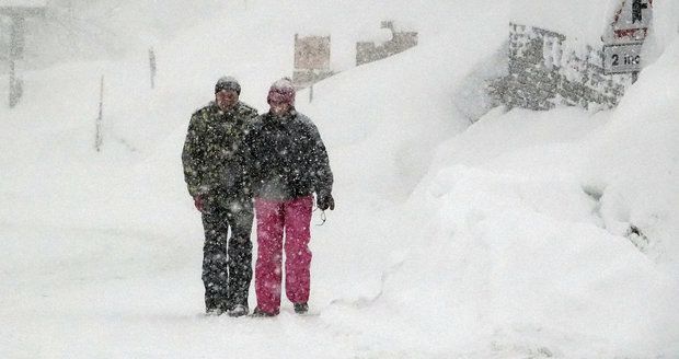 Sníh odřízl švýcarský Zermatt i rakouské středisko. V Alpách varují před lavinami