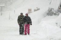 Sníh odřízl švýcarský Zermatt i rakouské středisko. V Alpách varují před lavinami