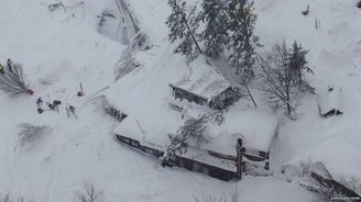 Přírodní živly bičují Itálii. Hotel v Pescaře zasypala lavina, mnoho mrtvých