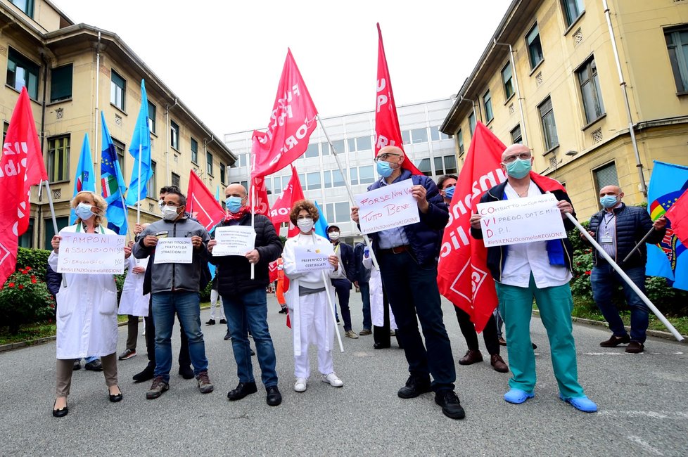 Italští zdravotníci před nemocnicemi protestují kvůli nedostatku ochranných pomůcek