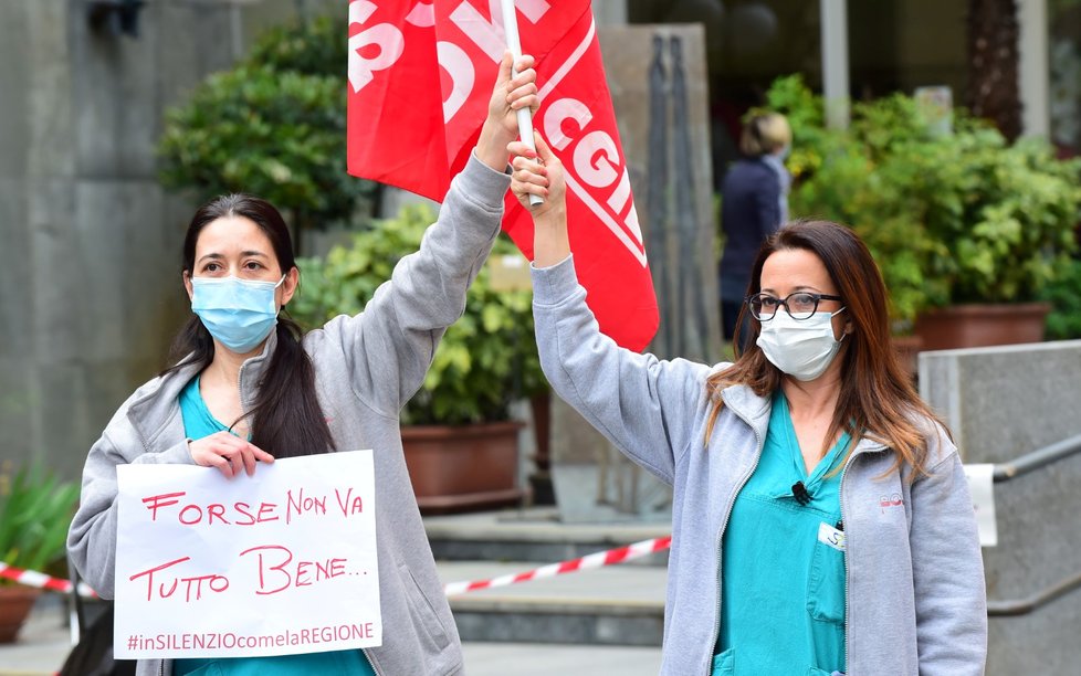 Italští zdravotníci před nemocnicemi protestují kvůli nedostatku ochranných pomůcek