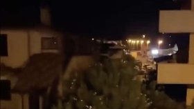 Lev utekl z cirkusu a vyrazil do ulic italského města.