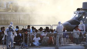Imigranti míří do sběrných táborů.