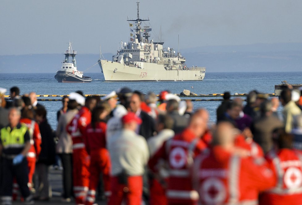 Jediné efektivní řešení je střílet po lodích s migranty, myslí si dánský poslanec.