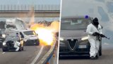 Šílené video z loupeže jako z Hollywoodu: Ozbrojenci přepadli dodávku přímo na dálnici
