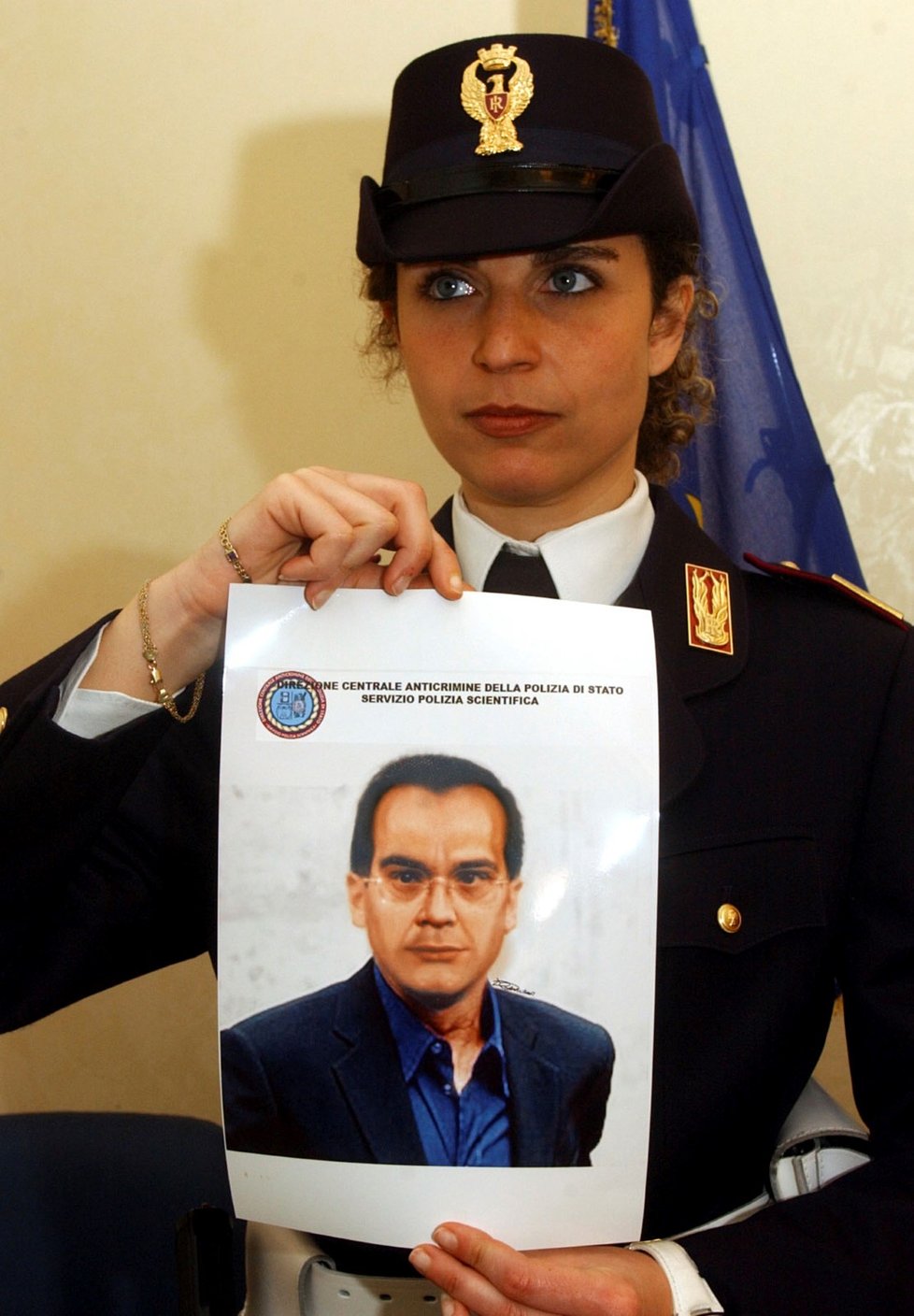 Italská policistka představuje identikit (pravděpodobnou podobu) mafiána  Mattea Messiny Denara.