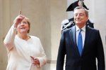 Italský premiér Mario Draghi. Na snímku s bývalou německou kancléřkou Angelou Merkelovou.
