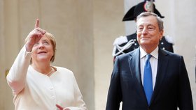 Italský premiér Mario Draghi. Na snímku s bývalou německou kancléřkou Angelou Merkelovou.