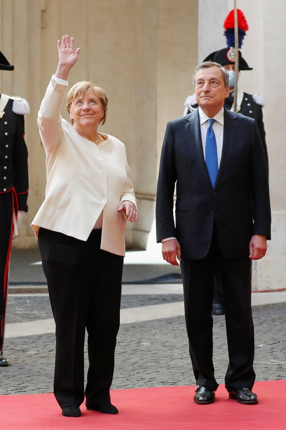 Italský premiér Mario Draghi. Na snímku s bývalou německou kancléřkou Angelou Merkelovou.
